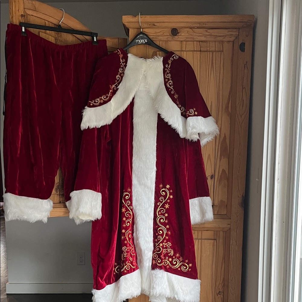 Gorgeous SANTA/SAINT NICK COSTUME 
GOLD EMBROIDERY
FULL COSTUME
NEW XL MINT